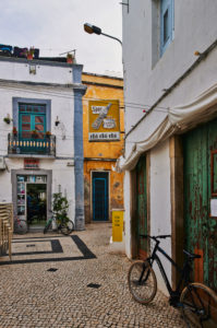 Europa, Portugal, Algarve, Litoral, Sotavento, Distrikt Faro, Olhao, Altstadtgasse mit Bar und Friseurgeschäft, Hochformat Europa, Portugal, Algarve, Litoral, Sotavento, Distrikt Faro, Olhao, Altstadtgasse mit Bar und Friseurgeschäft, Hochformat